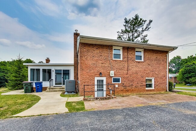 Building Photo - 5 Bed / 3 Bath / deep lot/ 2 driveways and...