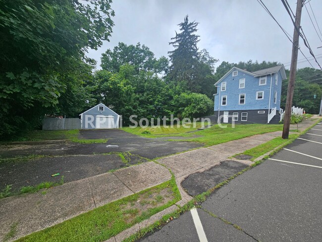 Building Photo - 33 Evergreen Ave