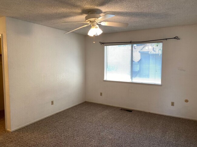 Building Photo - Large Condo near Freeway Access!