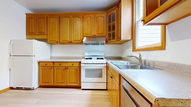 Building Photo - Freshly Updated 2BR Home with Garage, Outd...
