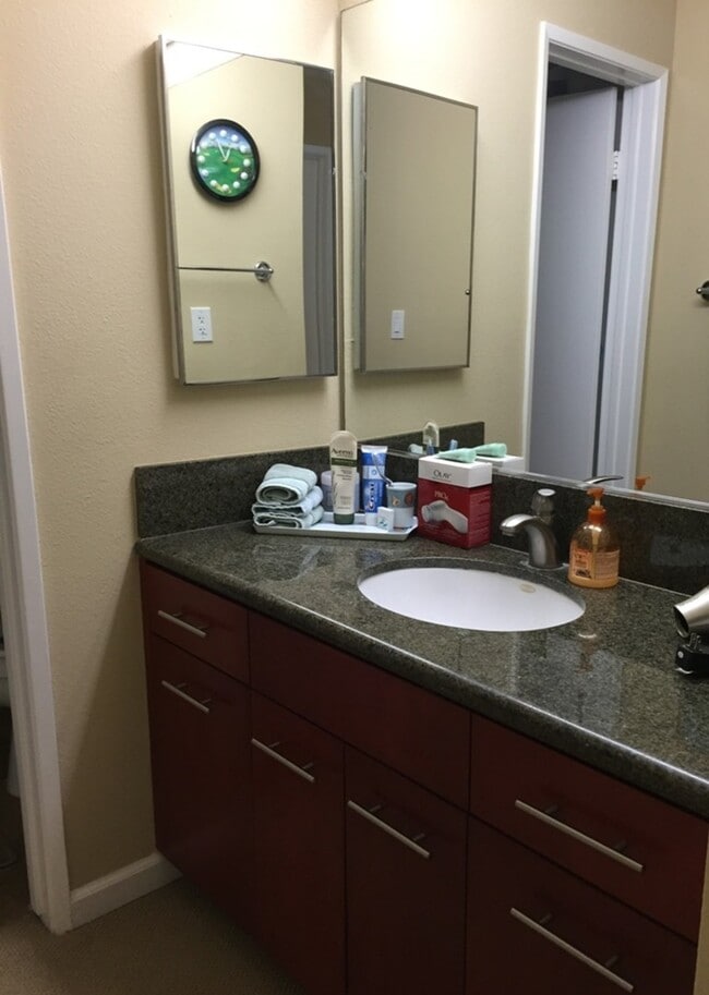 Building Photo - Fully furnished 1 bedroom condo and office...