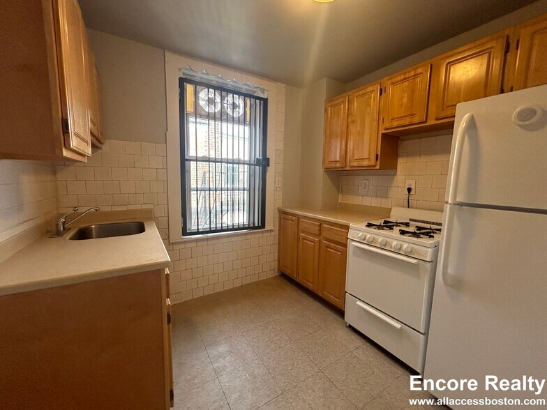 Building Photo - 376 Riverway