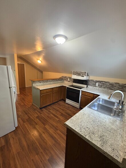 Large Kitchen - 428 Merrick St