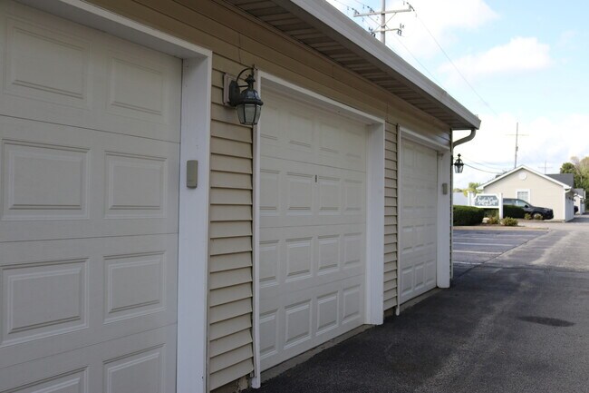 Building Photo - 3333 Stratford Ct