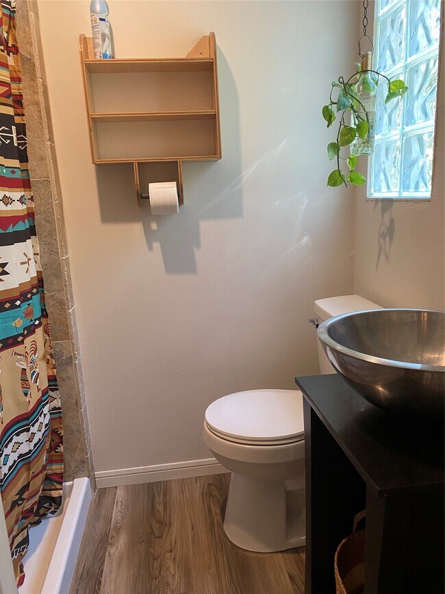 Building Photo - 8992 Greenwood Dr