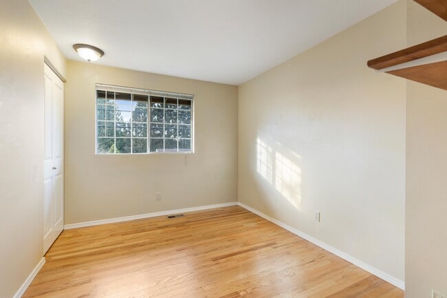 Building Photo - Spacious 5-Bed Home on XL Private Lot!