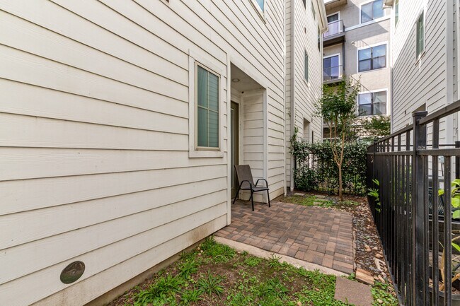 Building Photo - 18 Hermann Park Ct