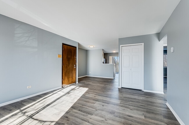 Building Photo - 190 S Waters Edge Dr