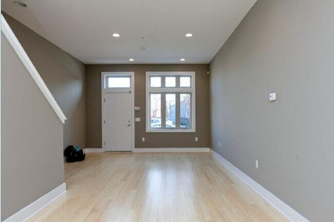 Building Photo - Queen Village Townhome with Parking