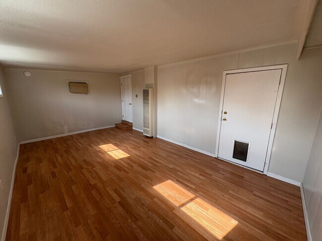 Building Photo - Charming Exeter Home Near Shopping Center ...