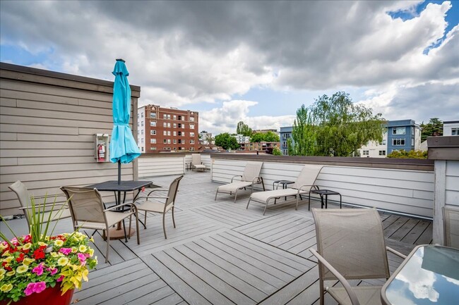 Building Photo - Charming 1 Bed 1 Bath Condo on Capitol Hil...