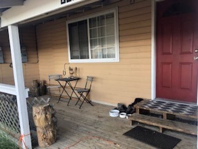 Building Photo - 705 S River St