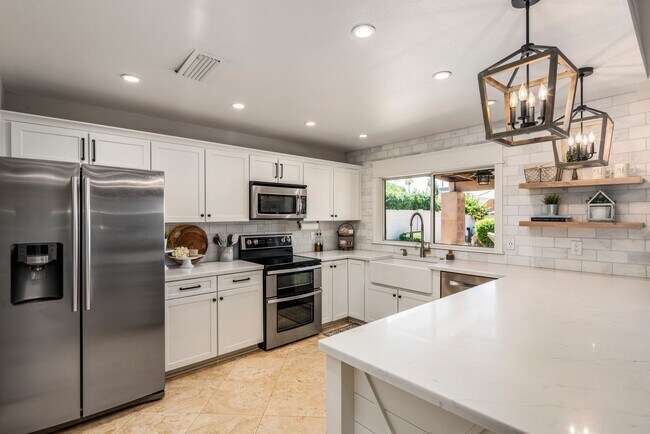 Building Photo - **STUNNING 3 BEDROOM/2 BATHROOM FULLY RENOVATED HOME IN SCOTTSDALE!! (THUNDERBIRD & 52ND ST)**