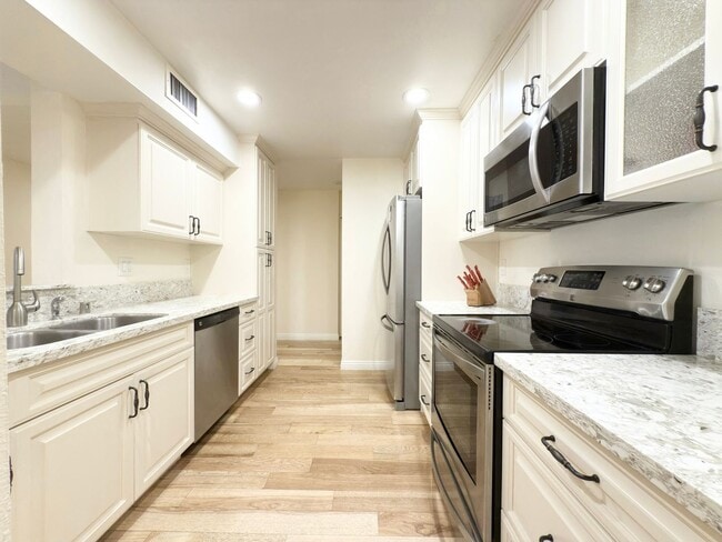 Building Photo - Upgraded Condo in La Costa!