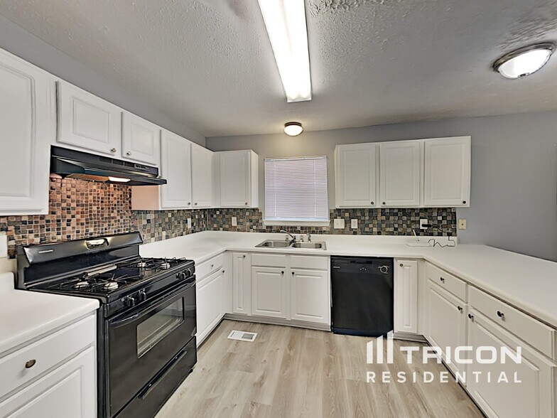 Building Photo - 915 Shadow Lake Dr