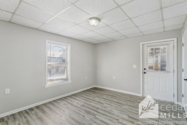 Building Photo - Wheelchair accessible LARGE 1 bedroom on the North side!