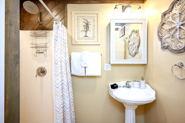 Building Photo - 4000 Gulf Terrace Dr