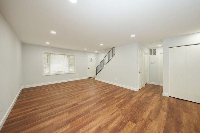 Building Photo - 9900 Kingsbridge Dr