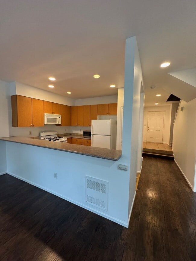 Building Photo - Gated 2 beds 2.5 baths townhome in Ashburn...