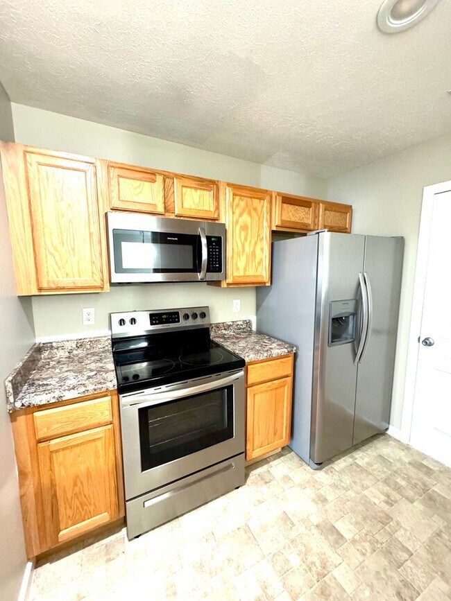 Building Photo - Town House For Rent