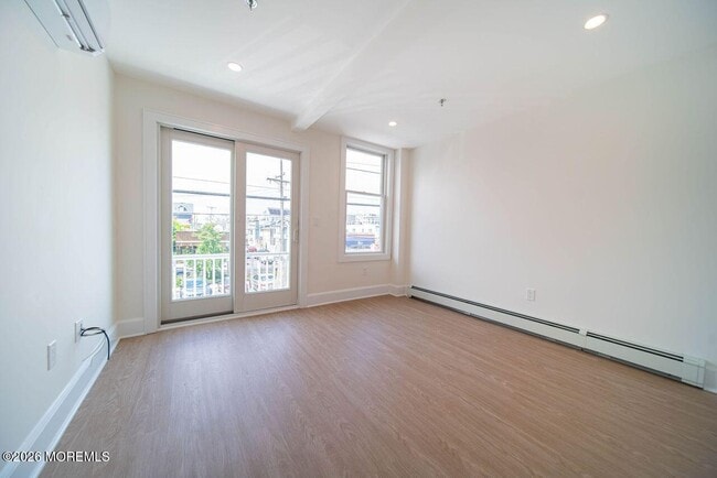 Building Photo - 1125 E Ocean Ave