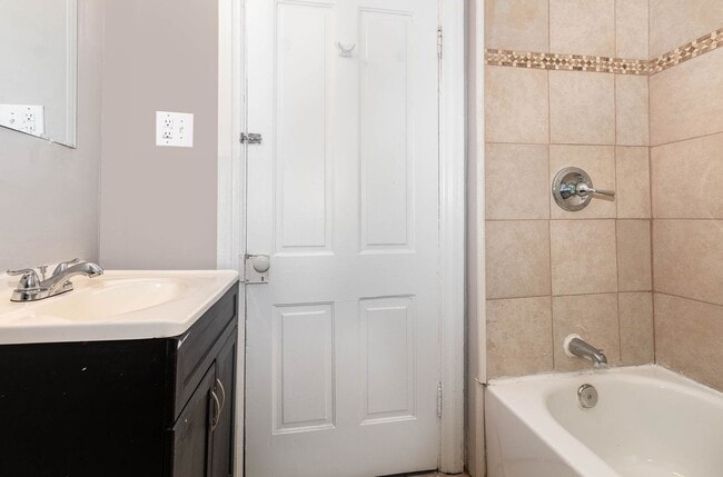 Building Photo - 3 Bedroom 2 Bathroom Home