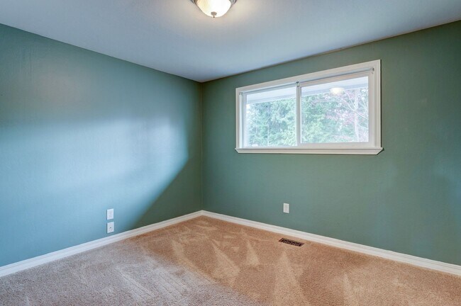 Building Photo - Beautifully Updated 3-Bedroom Home with Large Fenced Yard