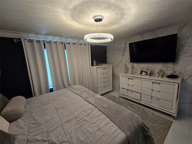 Building Photo - 2340 NE 8th Ave