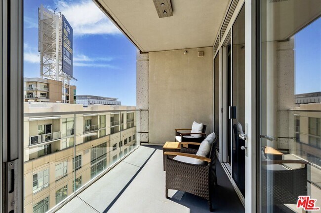 Building Photo - 6250 Hollywood Blvd