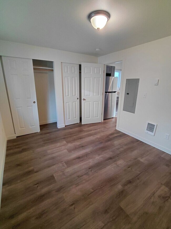 Building Photo - Cozy updated 1 bedroom with rooftop deck