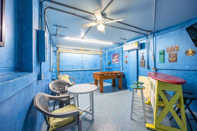 Building Photo - 214 Lucerne Dr