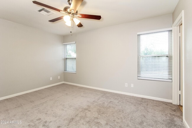 Building Photo - 6646 W Sunnyside Dr