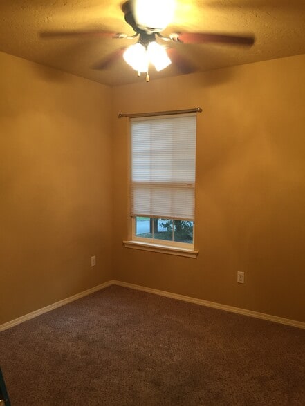 New mini blinds. Ceiling fans in bedrooms - 510 Kim St