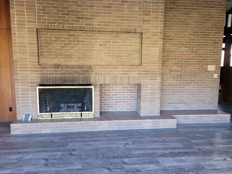 Building Photo - 840 Main St
