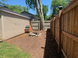 Building Photo - 1336 N Eagle St