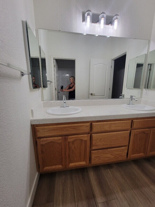Building Photo - Modern 3-Bedroom, 2-Bathroom Home with Ope...