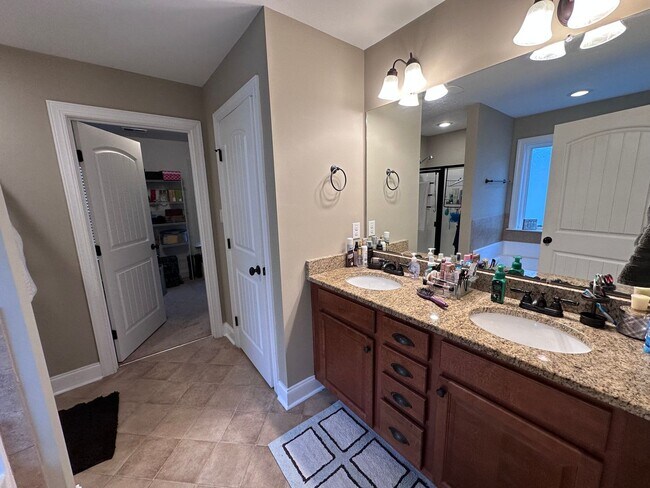 Building Photo - Welcome to this spacious 6 bedroom, 4 bath...