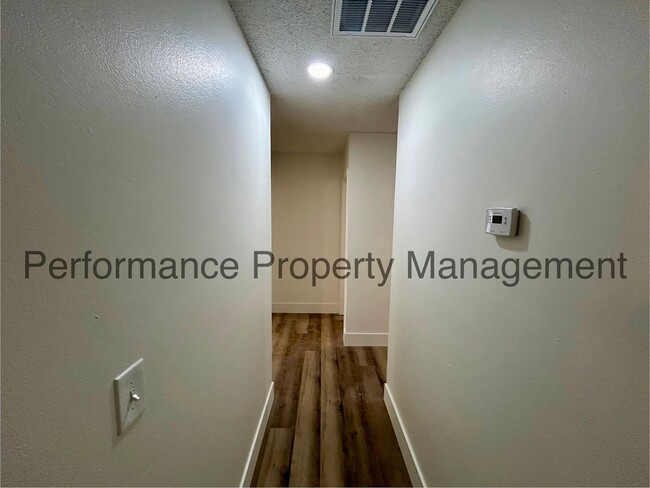 Building Photo - Newly Remodeled 4 Bed/2 Bath SW Bakersfiel...