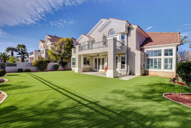 Building Photo - COMING SOON!! $1000 off 1st months Rent Guard-Gated Golf Course Living on the 14th Green!