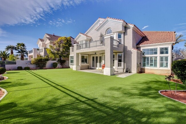 Building Photo - Guard-Gated Golf Course Living on the 14th Green!