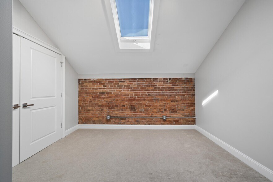 Building Photo - 77 Van Dam St