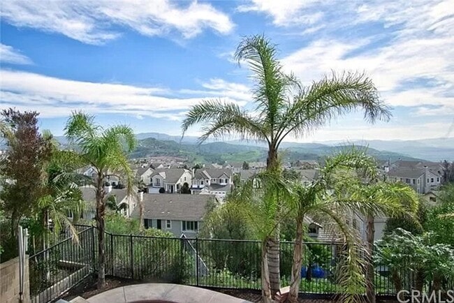 Building Photo - 4 BEDROOM, 3 BATH WITH BONUS ROOM (SERRANO...