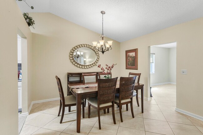 Building Photo - 6940 SE Lillian Ct