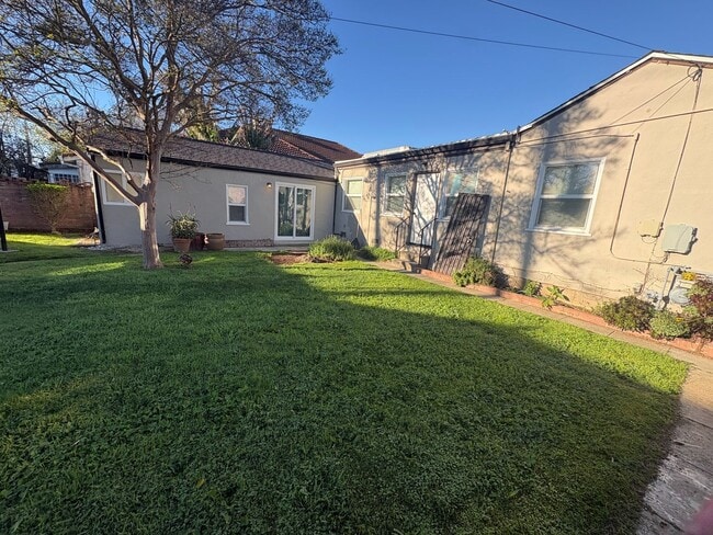 Building Photo - Fully Renovated 3 bed, 2 bath Home