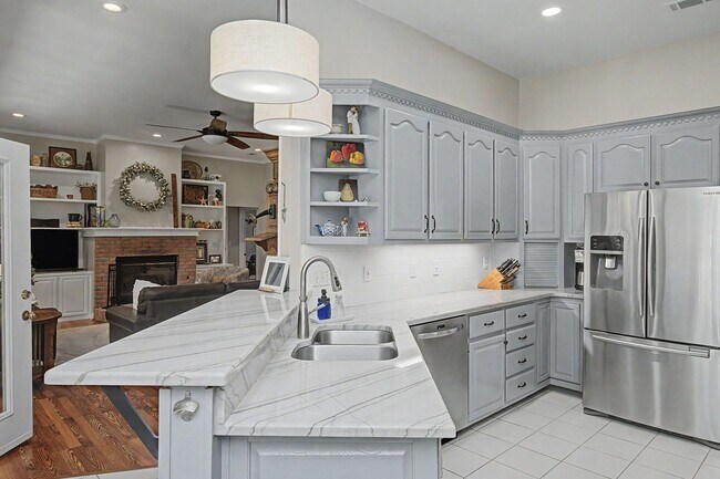 Building Photo - FIVE Bedroom Home in Bluewater Bay
