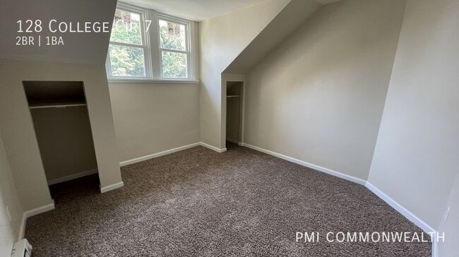 Building Photo - 2 Bed / 1 Bath Apartment (Available 4/1/25)