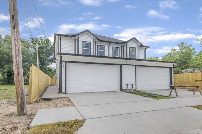 Building Photo - 2305 Sakowitz St