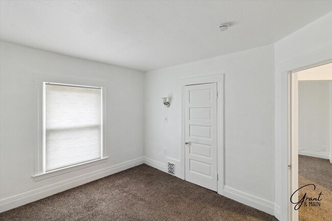 Building Photo - $1495 - 4 Bedroom/2 Bath Home in Islandview
