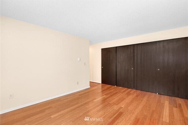 Building Photo - Location, Location, Location 3-bedroom Sammamish Bluffs Condo