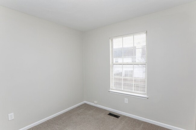 Building Photo - Charming Townhouse in Virginia Beach